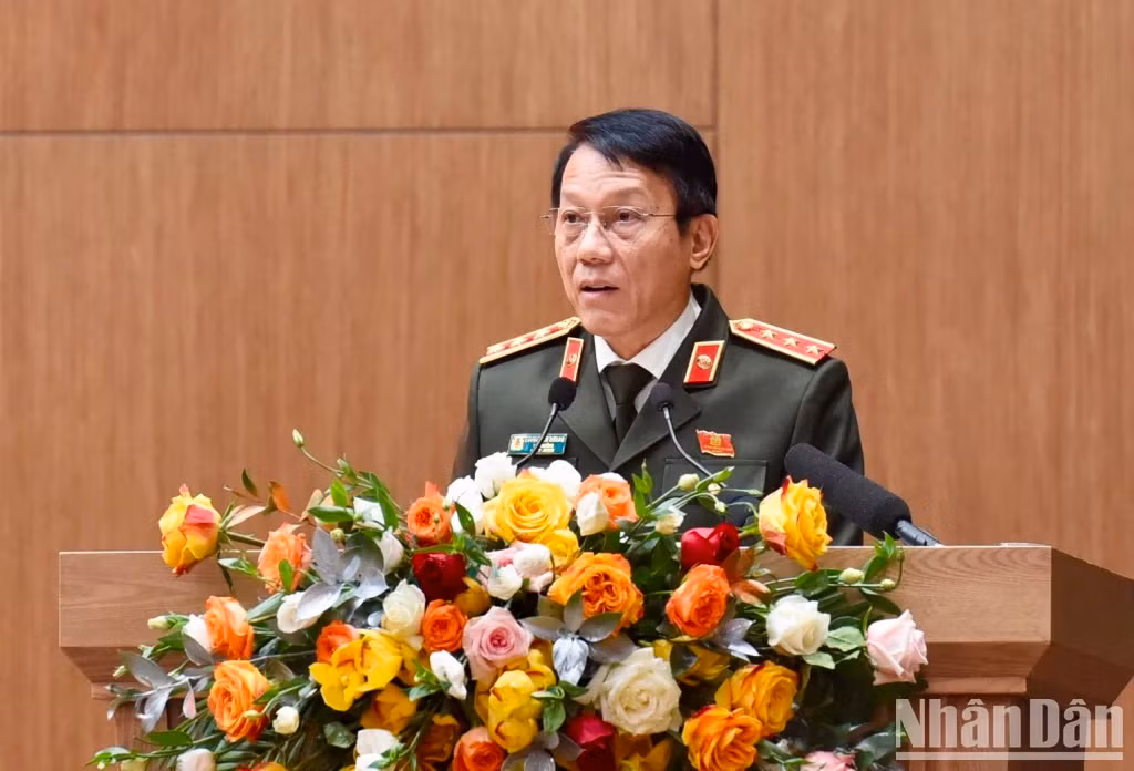 越共中央委员、越南公安部副部长梁三光上将发表讲话。 越共中央委员、越南公安部副部长梁三光上将发表讲话。