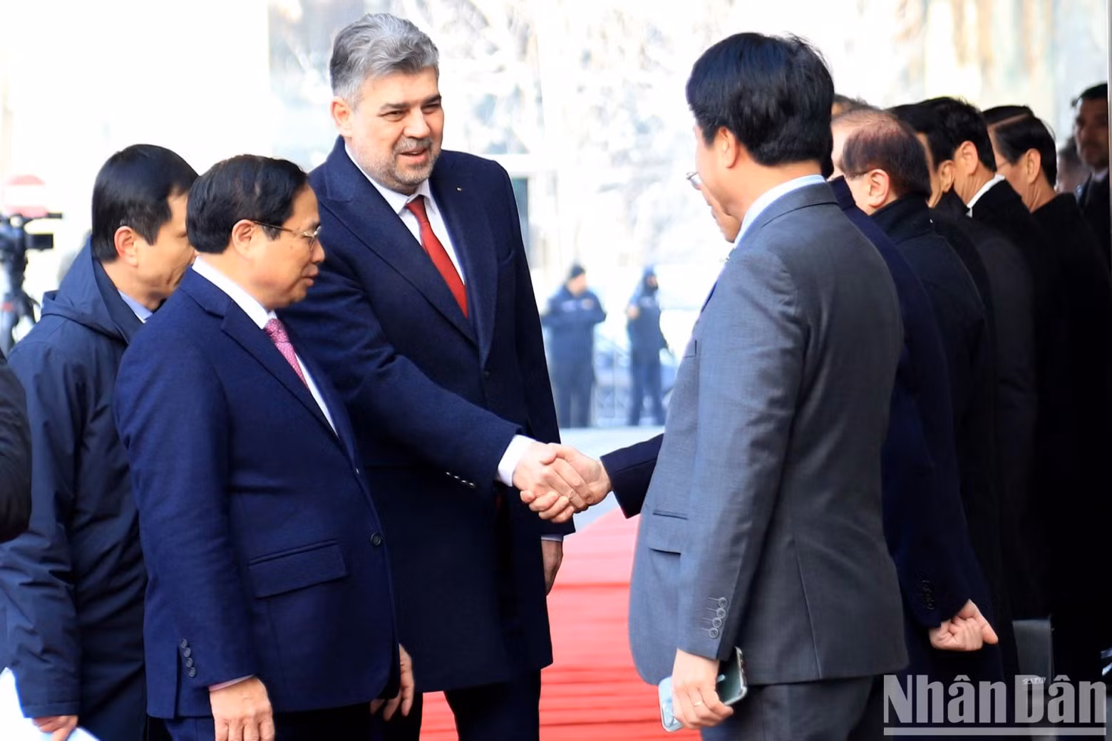范明正总理向罗马尼亚总理马切尔·乔拉库介绍越南代表团。