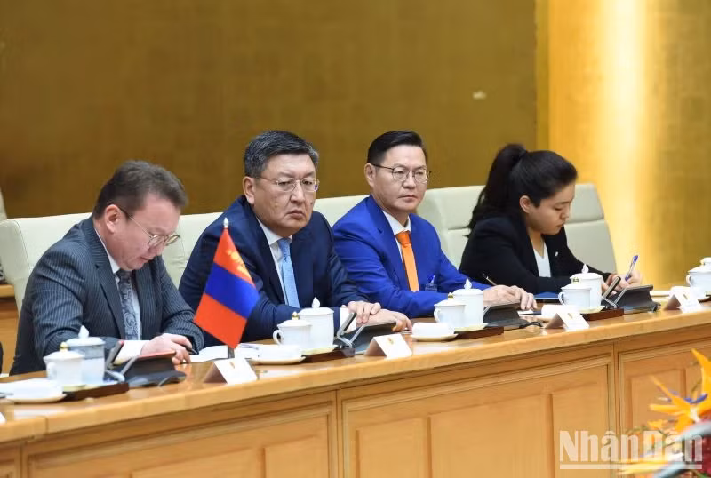 蒙古国总统乌赫那·呼日勒苏赫一行。
