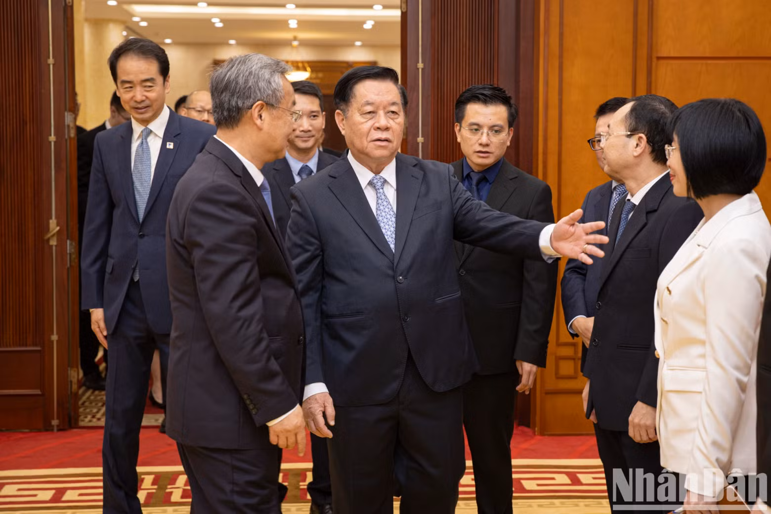 越共中央宣教与民运部部长阮重义欢迎中国《人民日报》社总编辑陈建文一行。