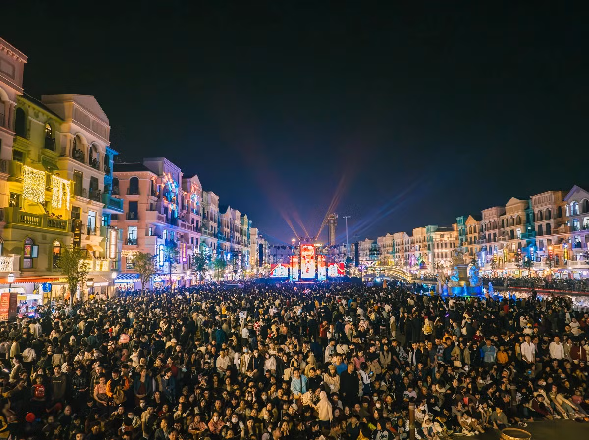 众多人前往兴安省河内大世界共同欢迎新年到来。(图片来源:tuoitre.vn) 众多人前往兴安省河内大世界共同欢迎新年到来。(图片来源:tuoitre.vn)