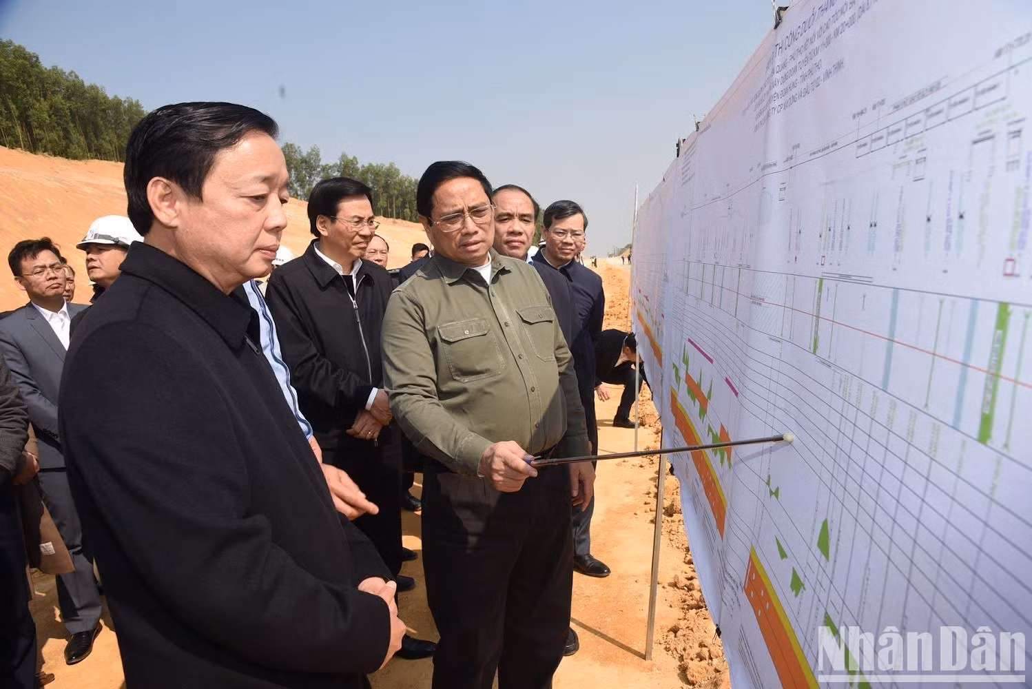 范明正总理检查宣光—富寿高速公路建设投资项目。 范明正总理检查宣光—富寿高速公路建设投资项目。