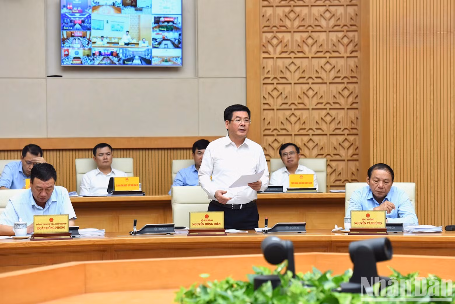 越南工贸部部长阮鸿延在会议上发表讲话。