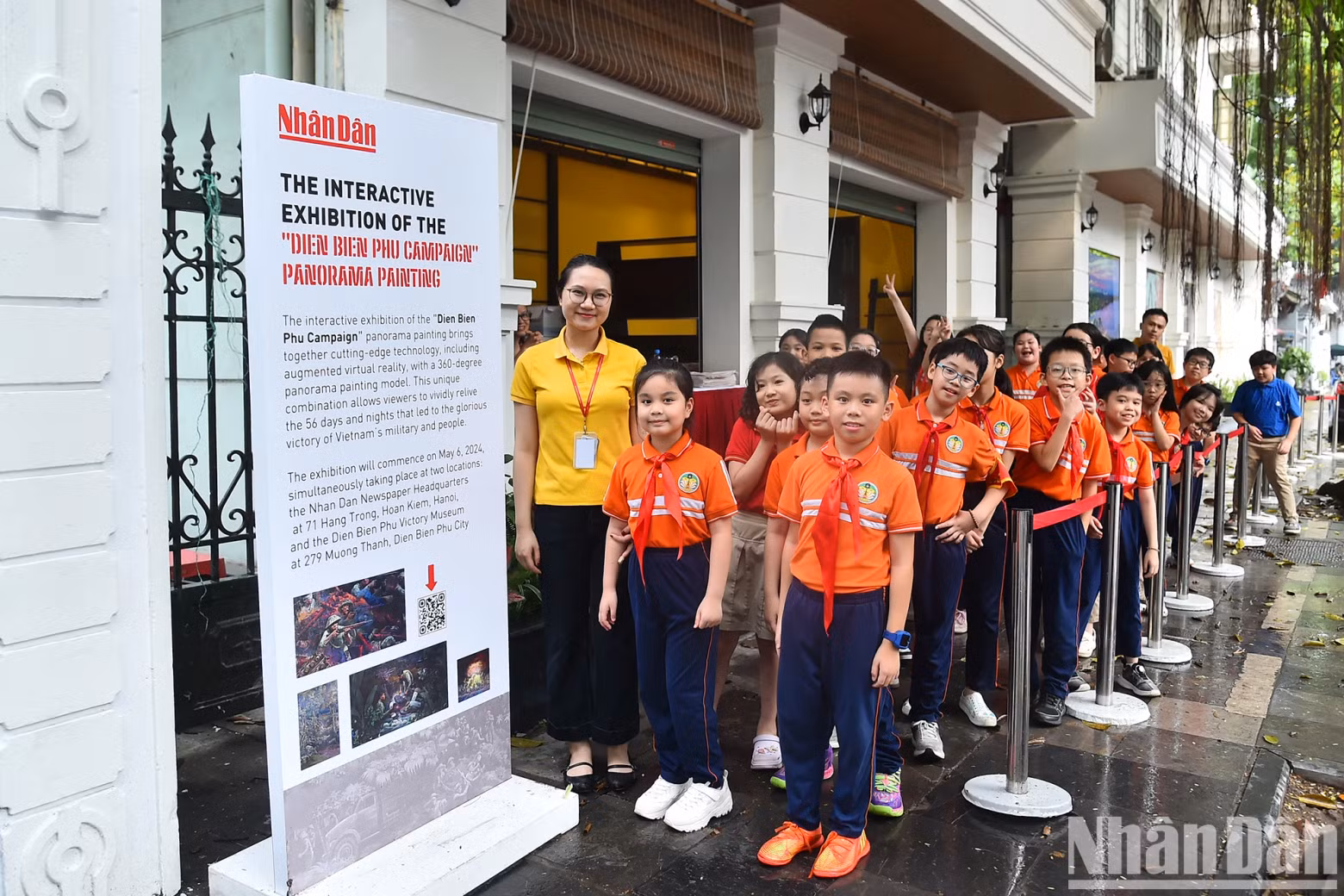 学生们排队，准备参观纪念奠边府大捷70周年全景图互动展。