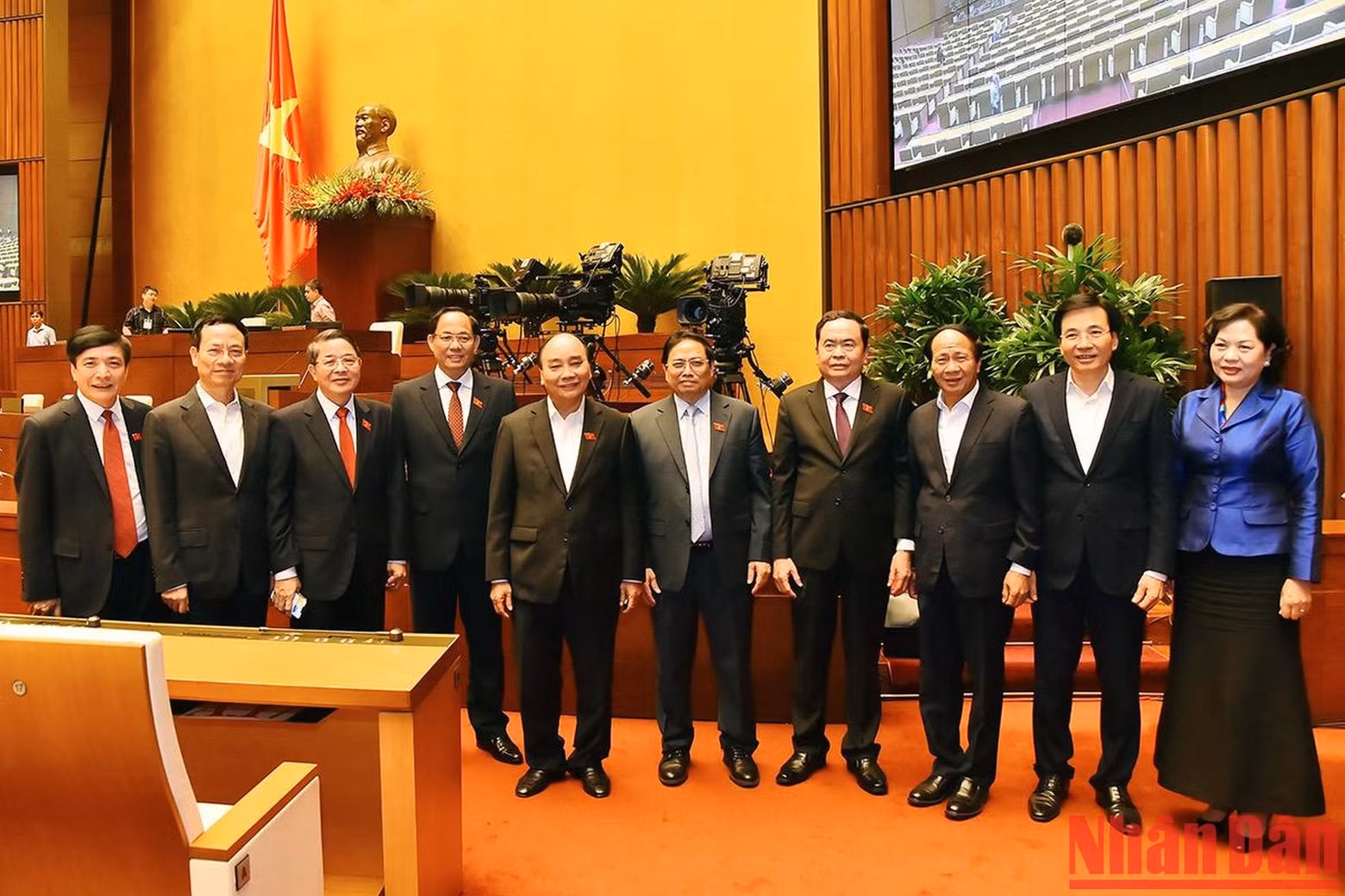 出席咨询和回答咨询活动的国家主席阮春福，政府总理范明正和国会领导，政府成员。
