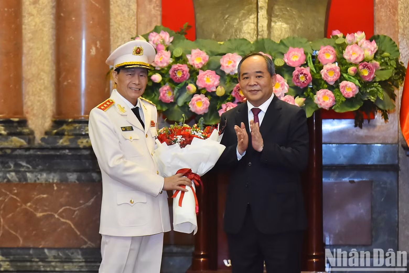 国家主席办公厅主任黎青海向黎国雄上将表示祝贺。 国家主席办公厅主任黎青海向黎国雄上将表示祝贺。