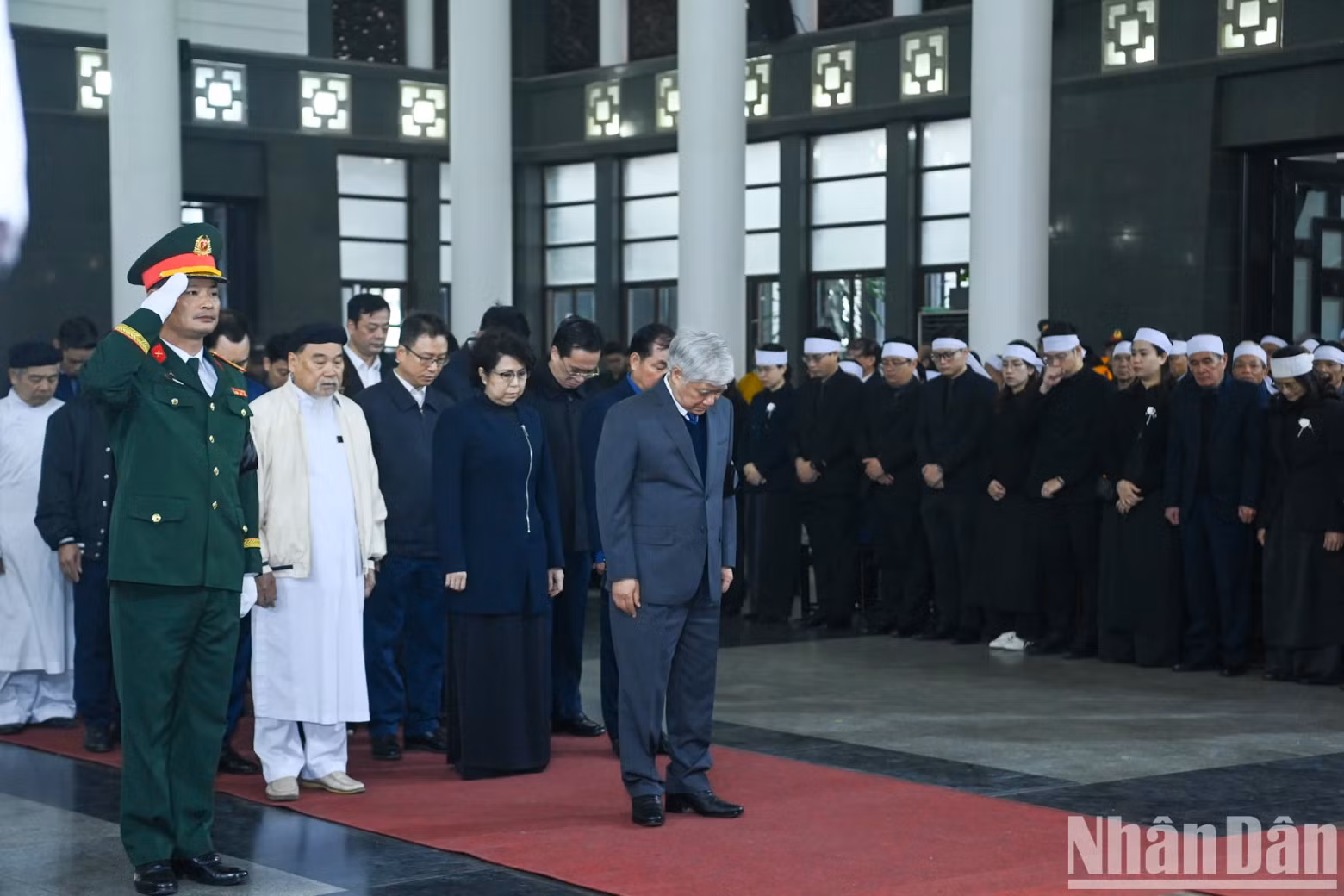 由越南祖国阵线中央委员会主席杜文战率领的越南祖国阵线中央委员会代表团吊唁阮决大将。