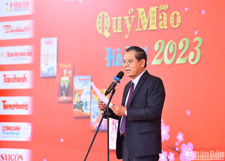 河内市新闻工作者协会主席苏光判在开展仪式上致开幕词。 河内市新闻工作者协会主席苏光判在开展仪式上致开幕词。