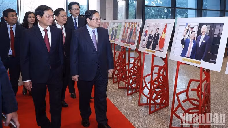 此前,范明正总理参观对外活动图片展。 此前,范明正总理参观对外活动图片展。