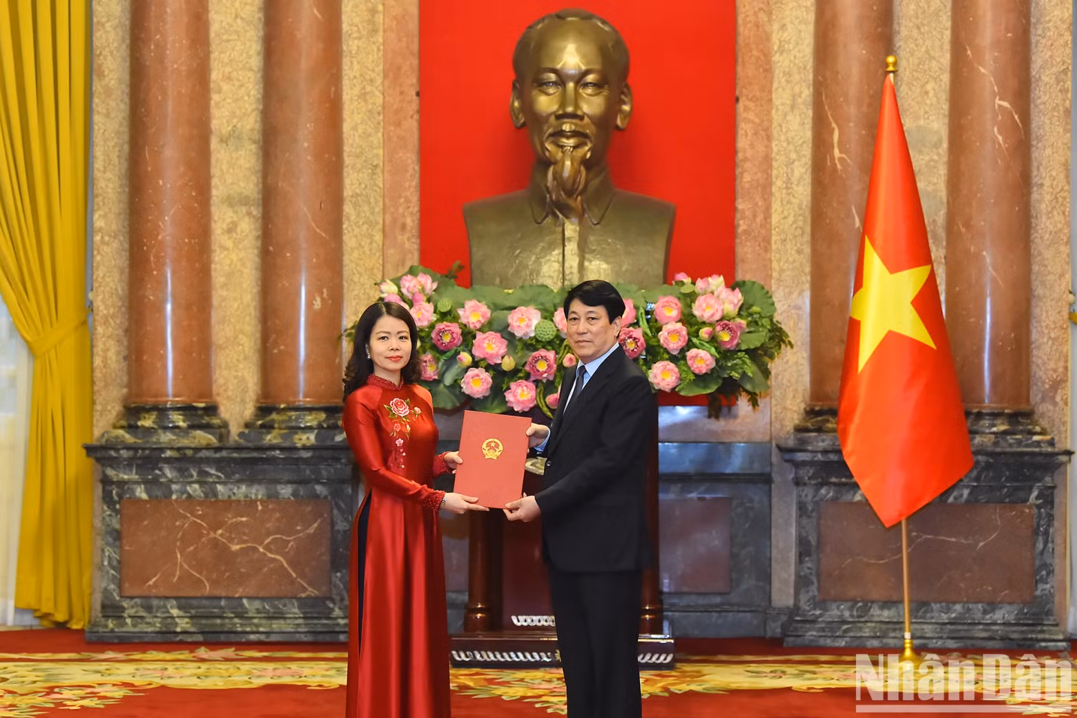 国家主席梁强向外交部副部长阮明姮授予越南社会主义共和国二等大使衔。