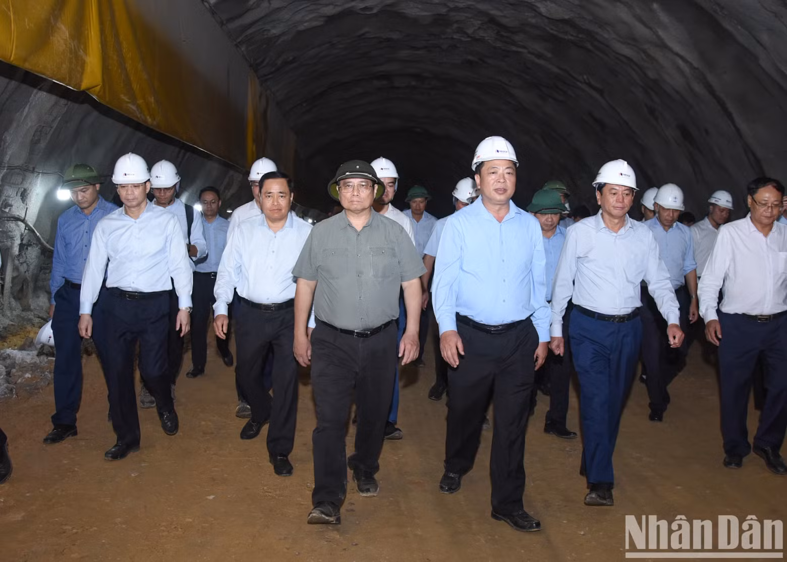 范明正总理视察同登—茶岭高速公路项目的同溪公路隧道。