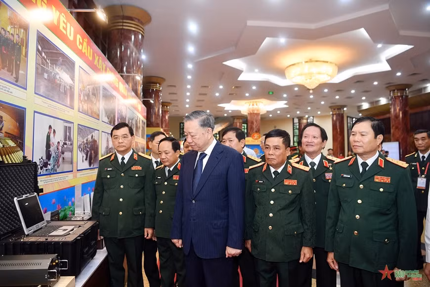 苏林总书记、国家主席参观国防部技术总局的物质技术及科研产品展示区。 苏林总书记、国家主席参观国防部技术总局的物质技术及科研产品展示区。