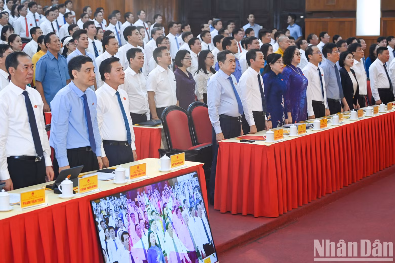 与会代表向国旗敬礼。