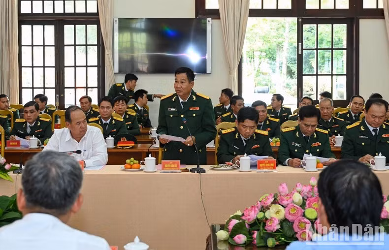 安江省军事指挥部指挥长在活动上发言。