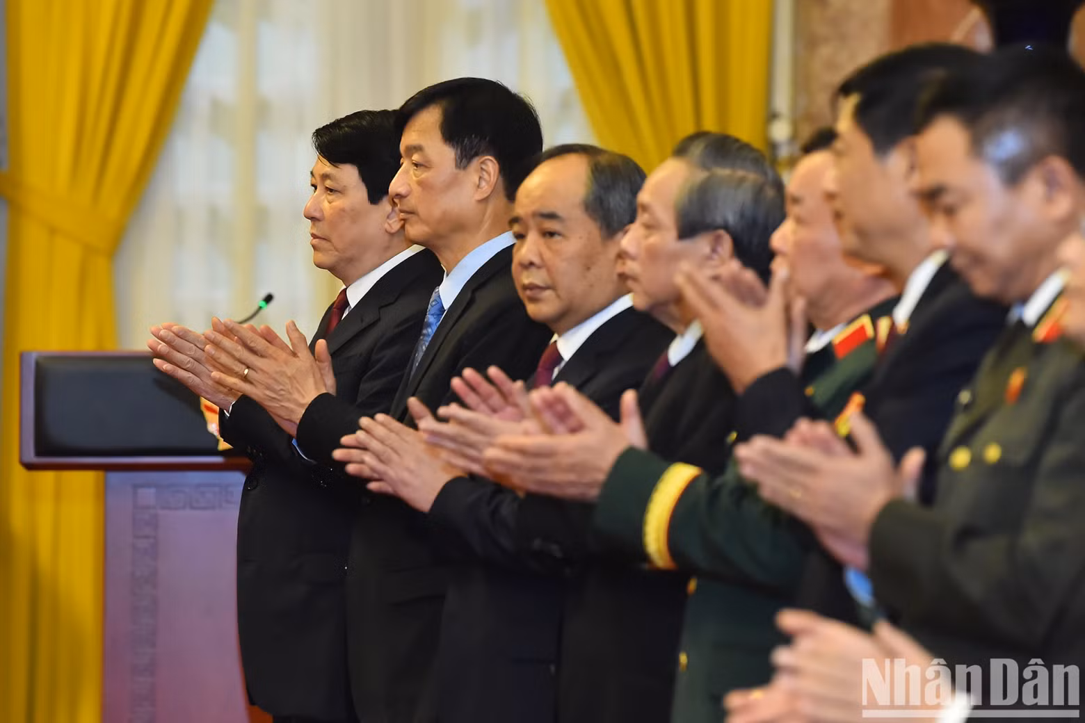 国家主席梁强和各位代表出席仪式。 国家主席梁强和各位代表出席仪式。