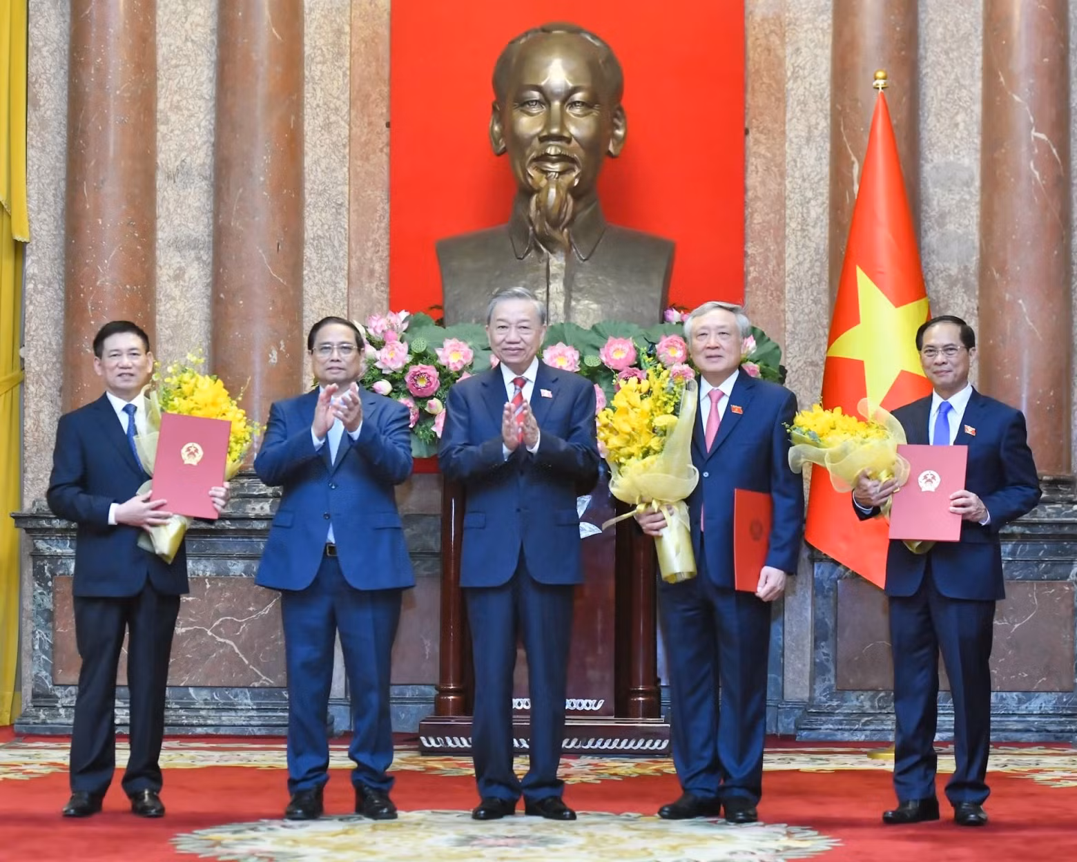 越共中央总书记、国家主席苏林向各位副总理授予决定书。政府总理范明正赠送鲜花，表示祝贺。