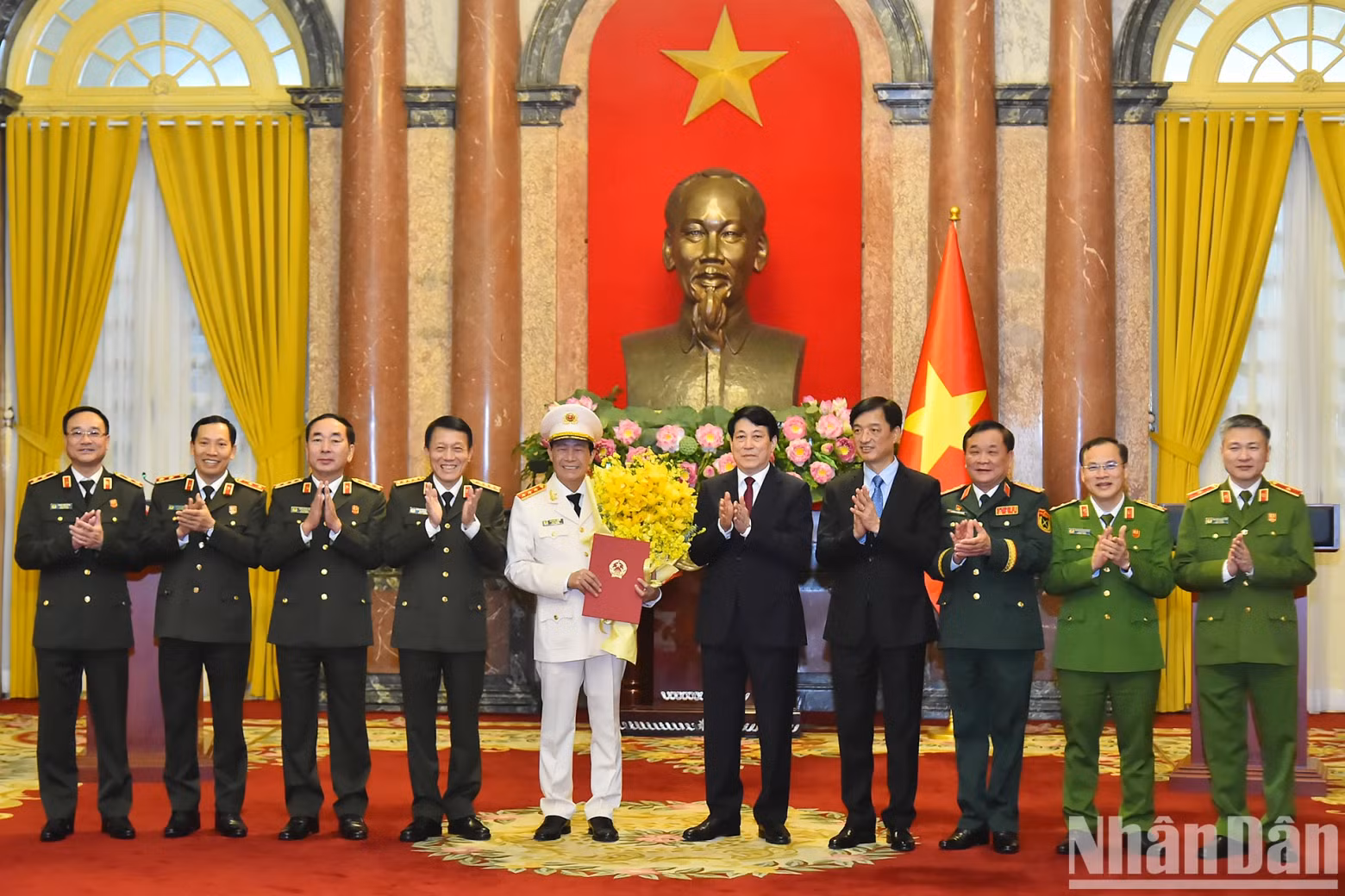 国家主席梁强和各位代表向黎国雄上将表示祝贺。 国家主席梁强和各位代表向黎国雄上将表示祝贺。