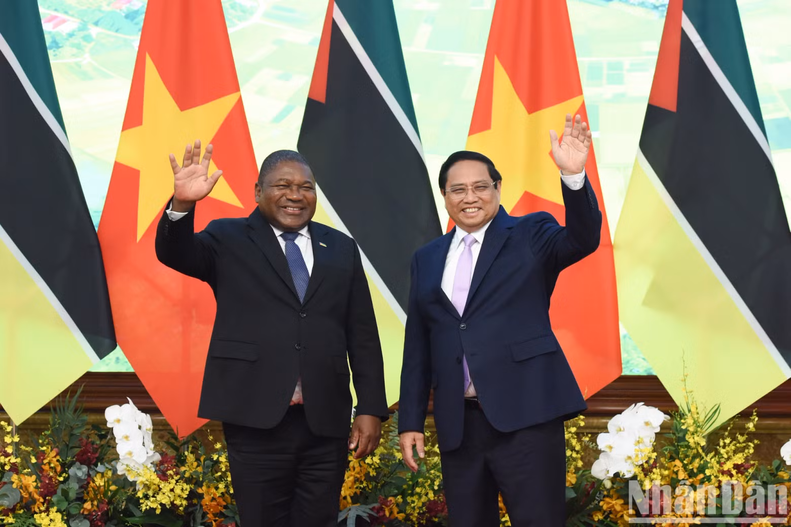 范明正总理和莫桑比克共和国总统菲利佩·纽西向新闻媒体机构挥手致意。