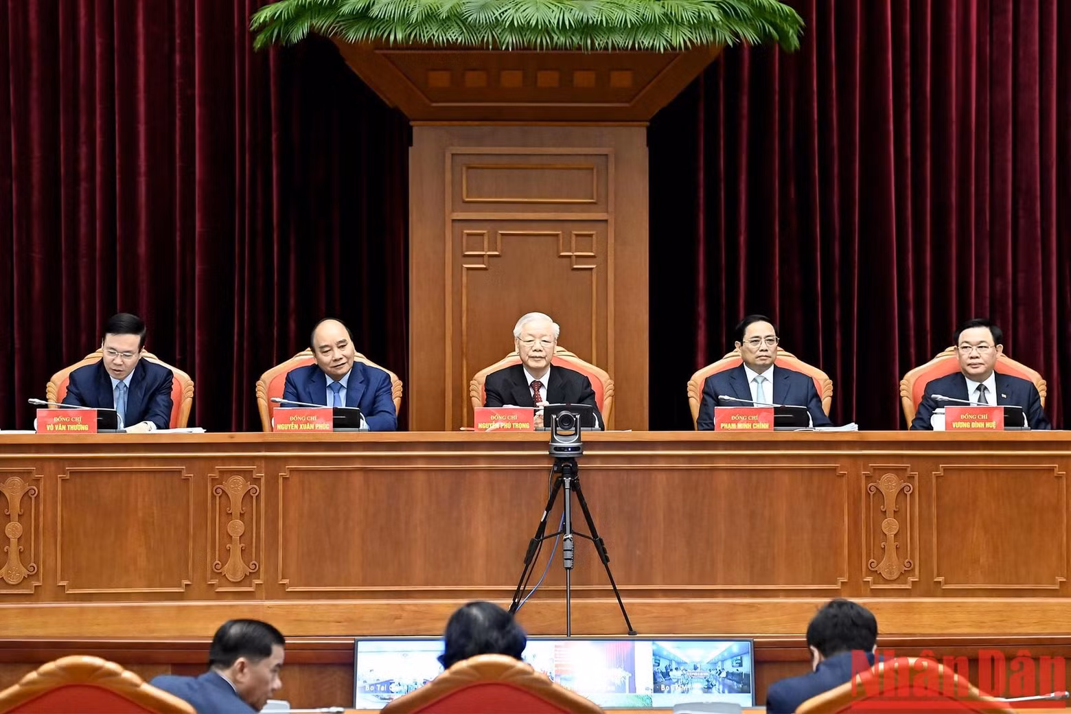 越共中央总书记阮富仲,越南国家主席阮春福,越南政府总理范明正,国会主席王廷惠,中央书记处常务书记武文赏共同主持会议。 越共中央总书记阮富仲,越南国家主席阮春福,越南政府总理范明正,国会主席王廷惠,中央书记处常务书记武文赏共同主持会议。