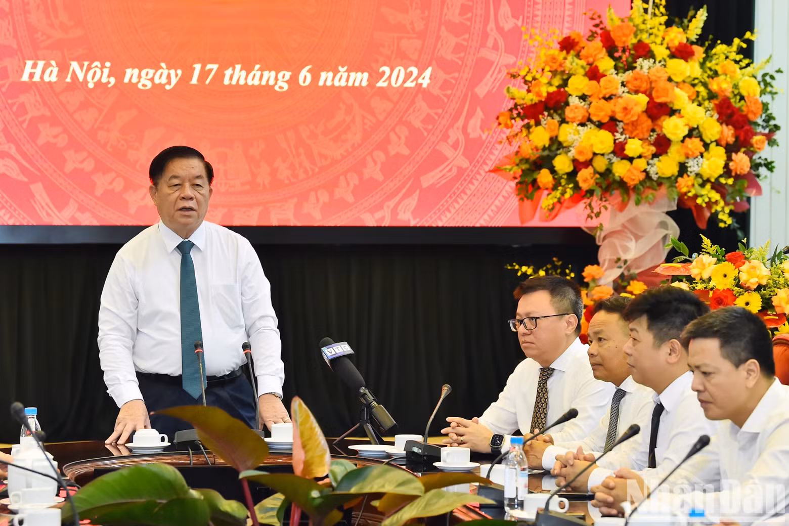 越共中央宣教部部长阮重义发表讲话。