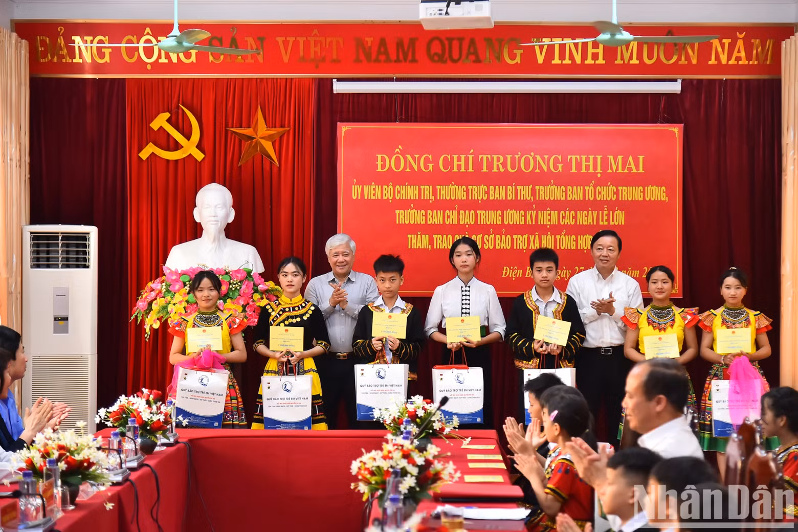 祖国阵线委员会杜文战和政府副总理陈红河乡贫困儿童赠送礼物。