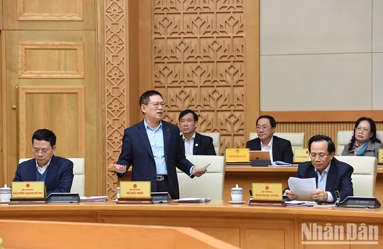 财政部长胡德福发表讲话。