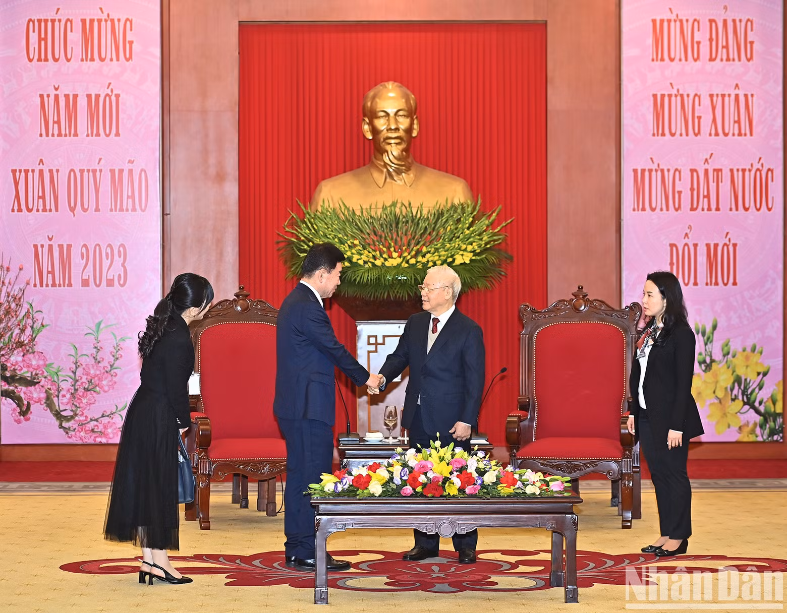 越共中央总书记阮富仲在党中央总部会见韩国国会议长金振杓。