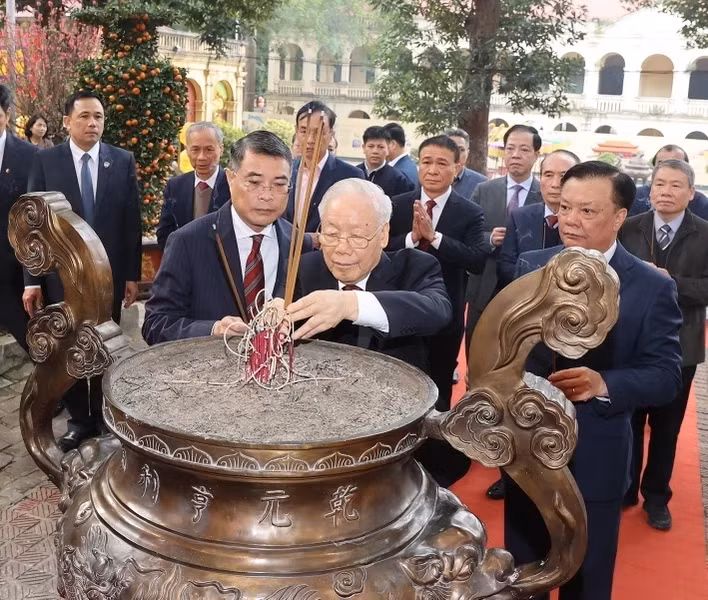 阮富仲总书记在升龙皇城遗迹区敬天殿敬香。