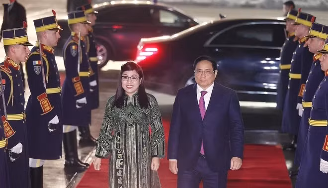 越南政府总理范明正和夫人在亨利·科安达国际机场。