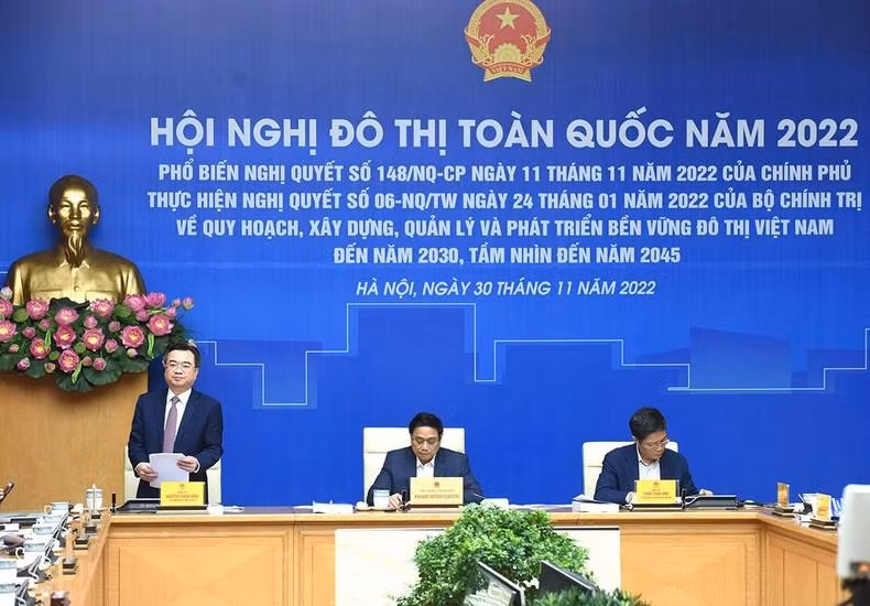越南建设部部长阮青毅在会议上发言。