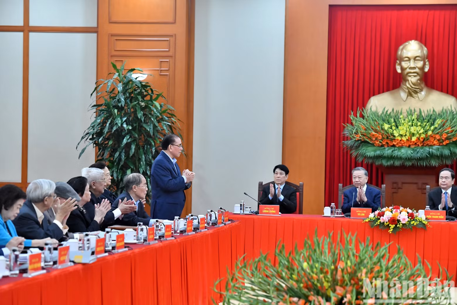 党和国家前领导人出席会议。