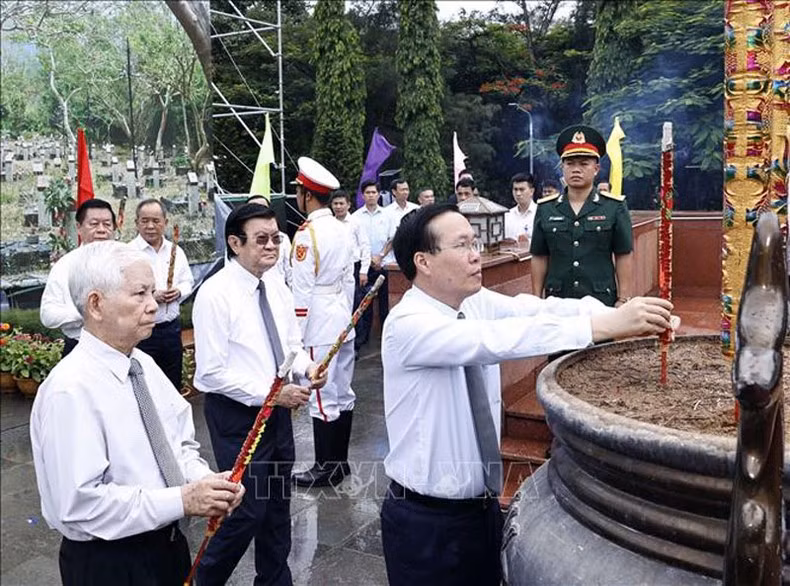 国家主席武文赏和各位领导在行阳烈士陵园敬香。