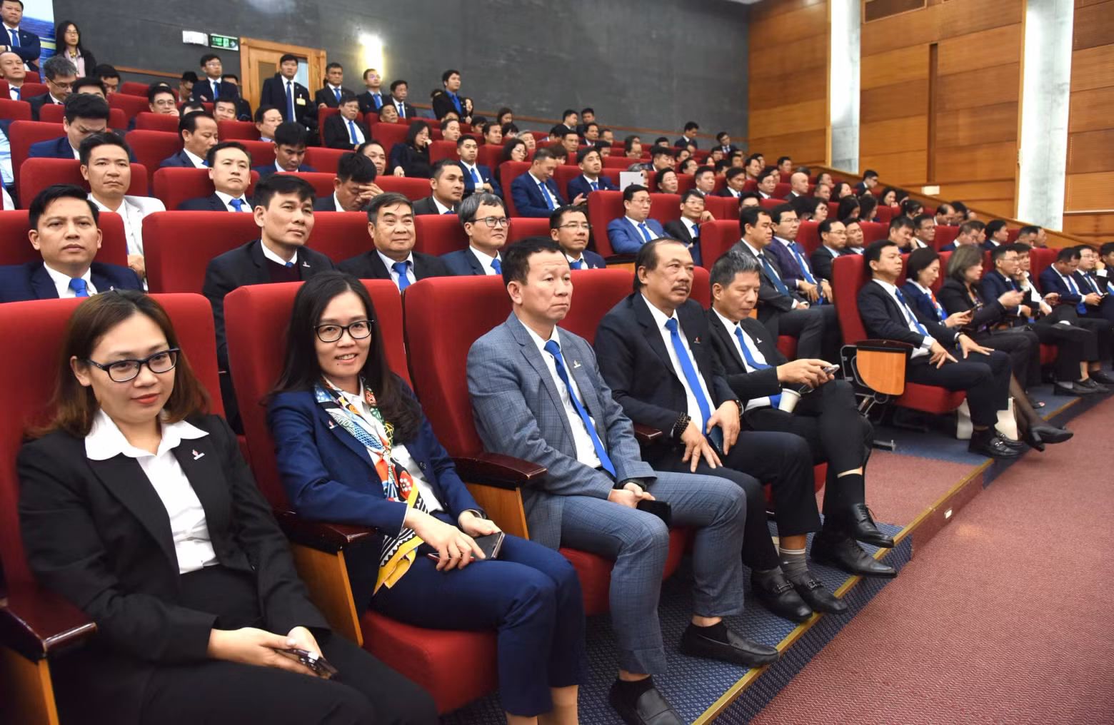 与会代表。