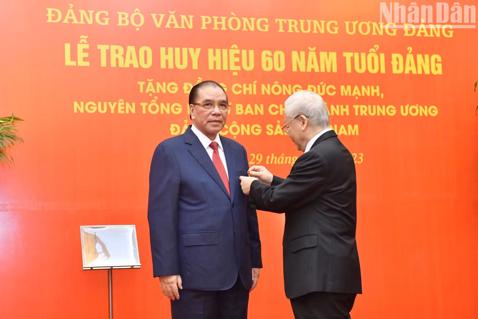 越共中央总书记阮富仲向原越共中央总书记农德孟授予60年党龄纪念章。