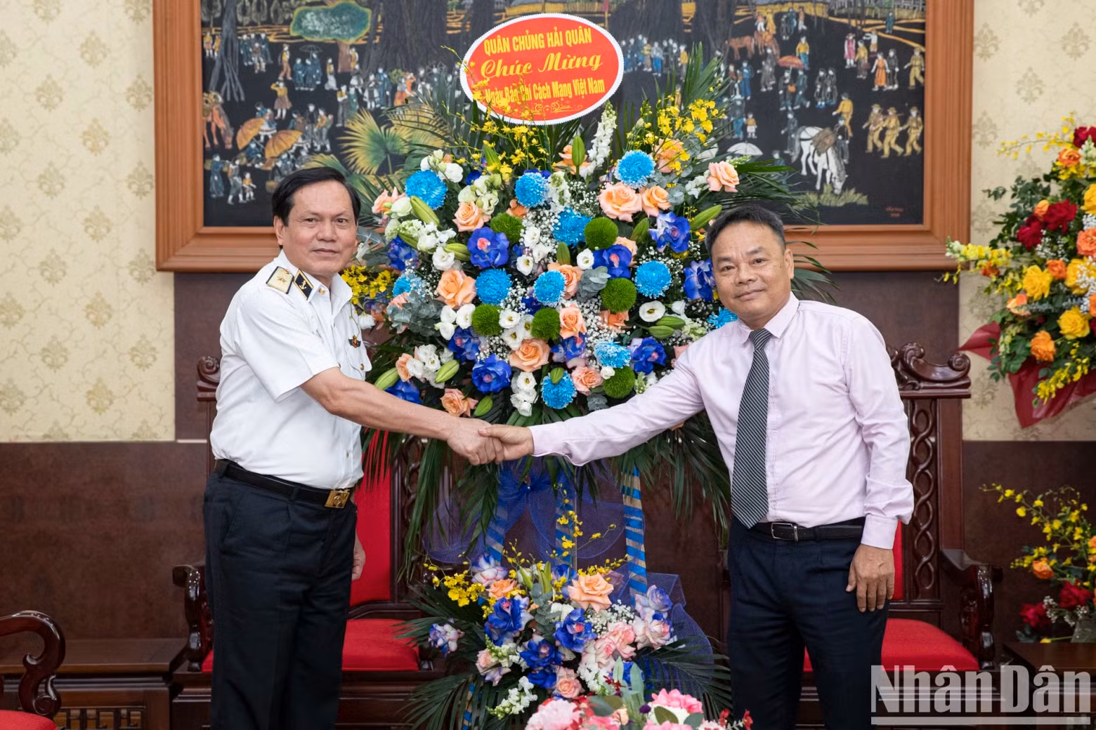 《人民报》社副总编辑丁如欢和海军军种政治副主任范文练准都督。