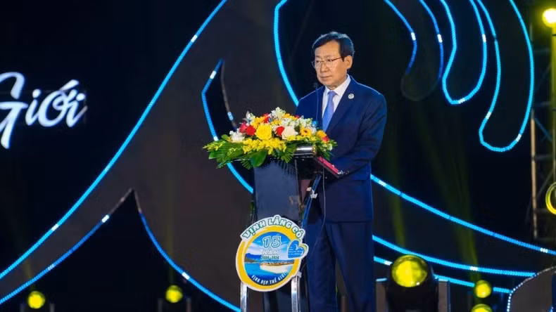 世界最美海湾协会负责亚洲地区的副主席Kang Byung-suk发表讲话。 世界最美海湾协会负责亚洲地区的副主席Kang Byung-suk发表讲话。