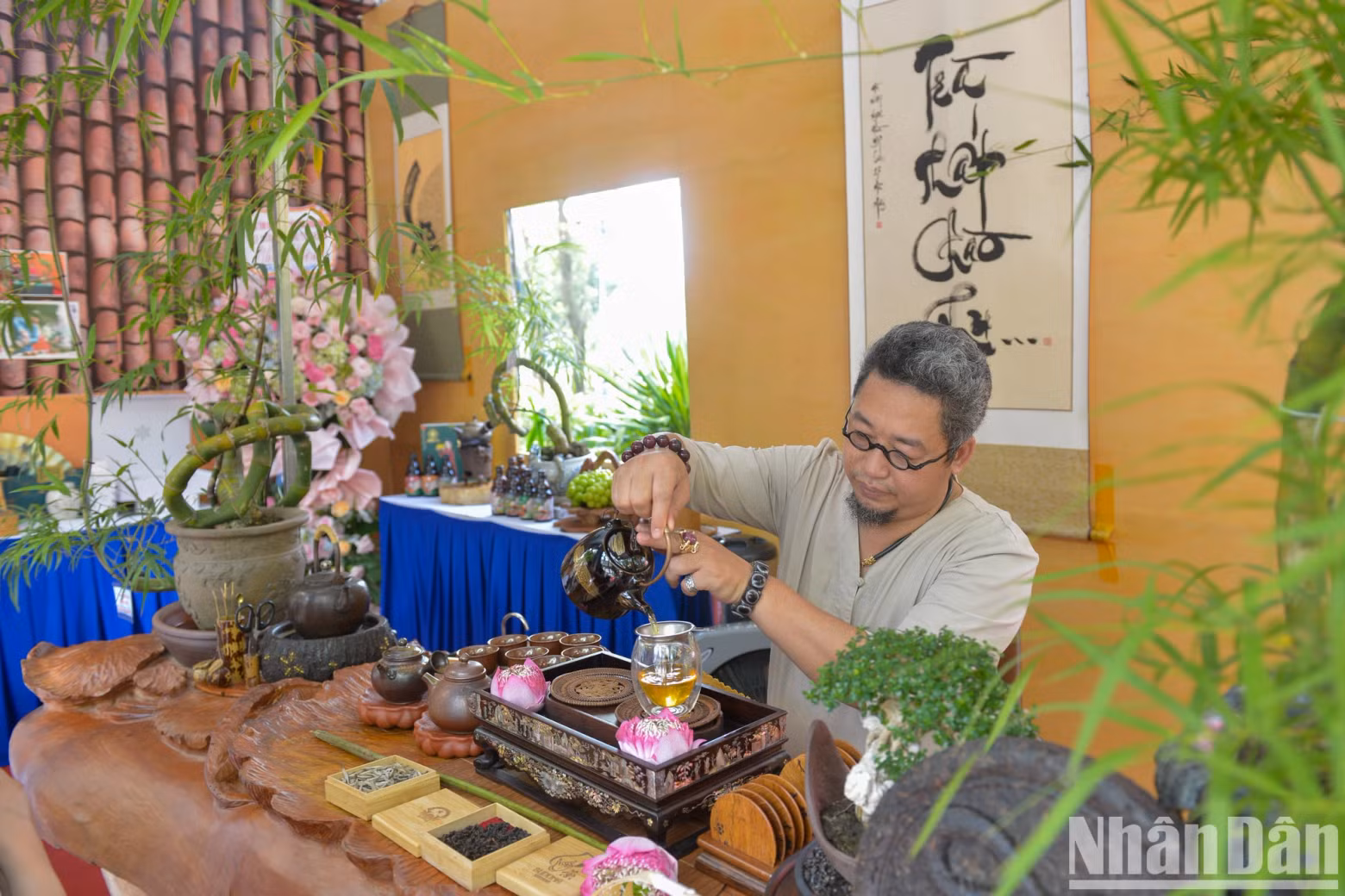 越南茶文化艺术家阮高山在此次河内秋季节给公众介绍河内人饮茶空间。