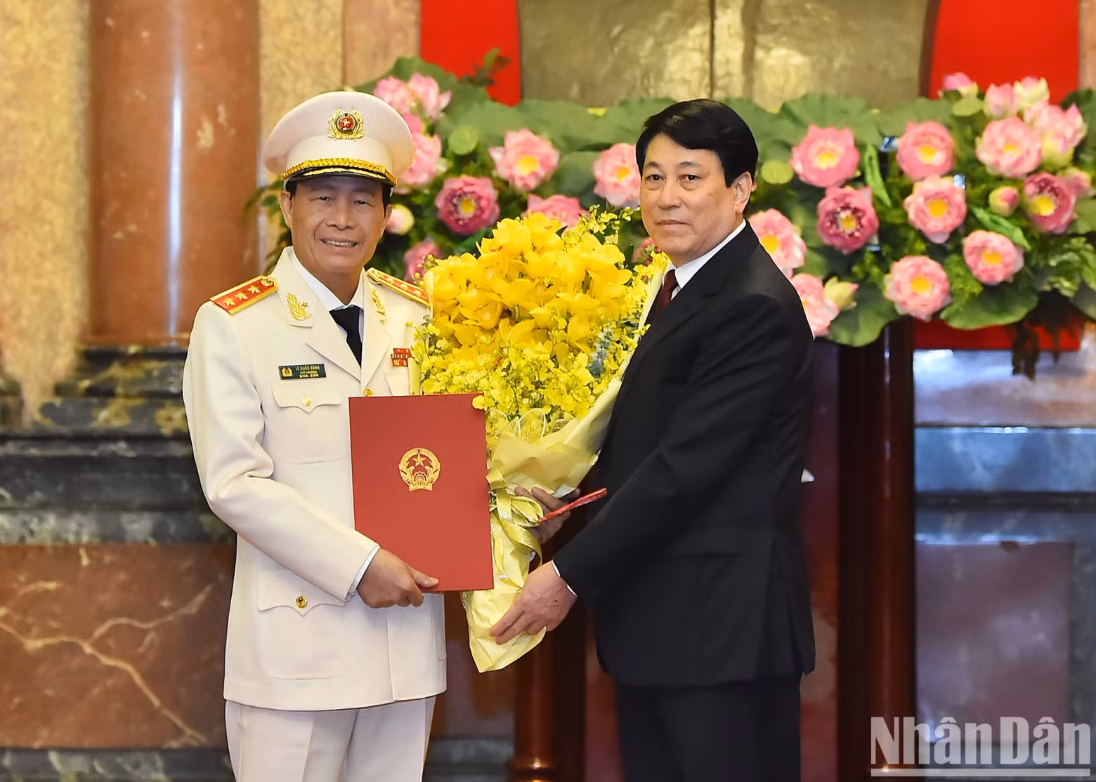 越南国家主席梁强向黎国雄同志授予晋升大将军衔的决定。 越南国家主席梁强向黎国雄同志授予晋升大将军衔的决定。