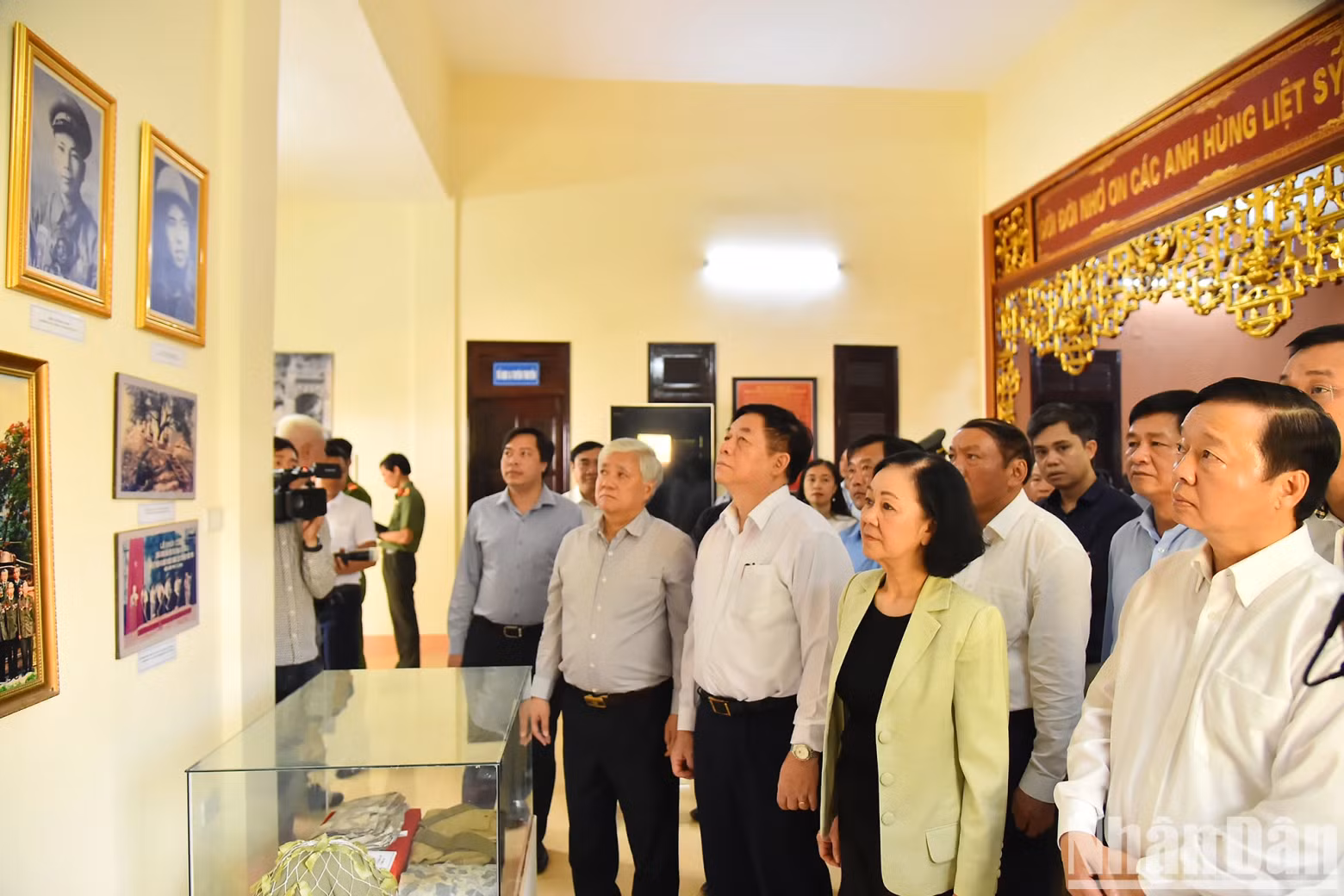 张氏梅和各位代表听取关于A1山丘历史遗迹的信息。
