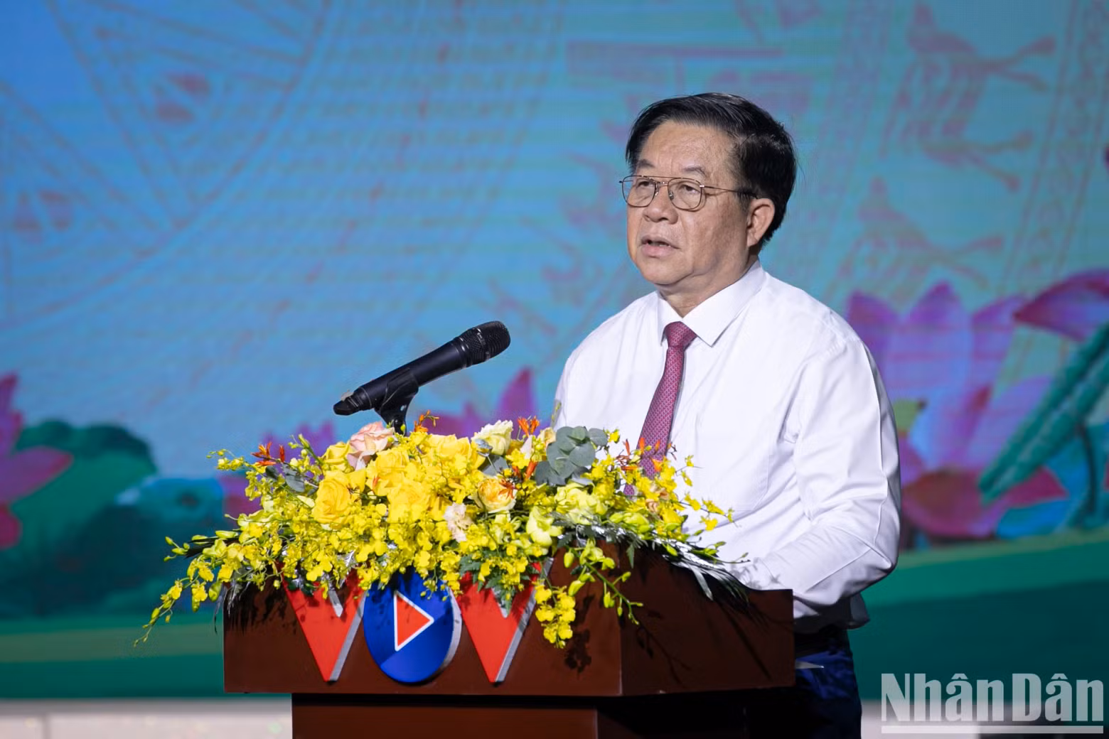 越共中央政治局委员、中央书记处书记、中央宣教部部长、中央35号指委会副主任阮重义发表讲话。