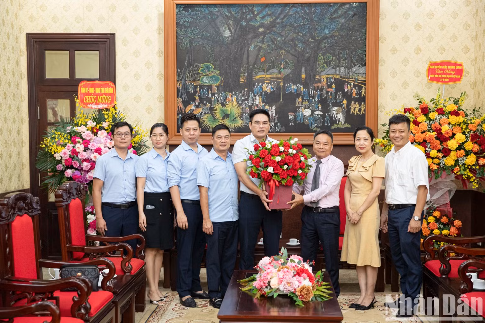 《人民报》社副总编辑丁如欢和由邓玉海副总经理率领的河内清洁水公司代表团。