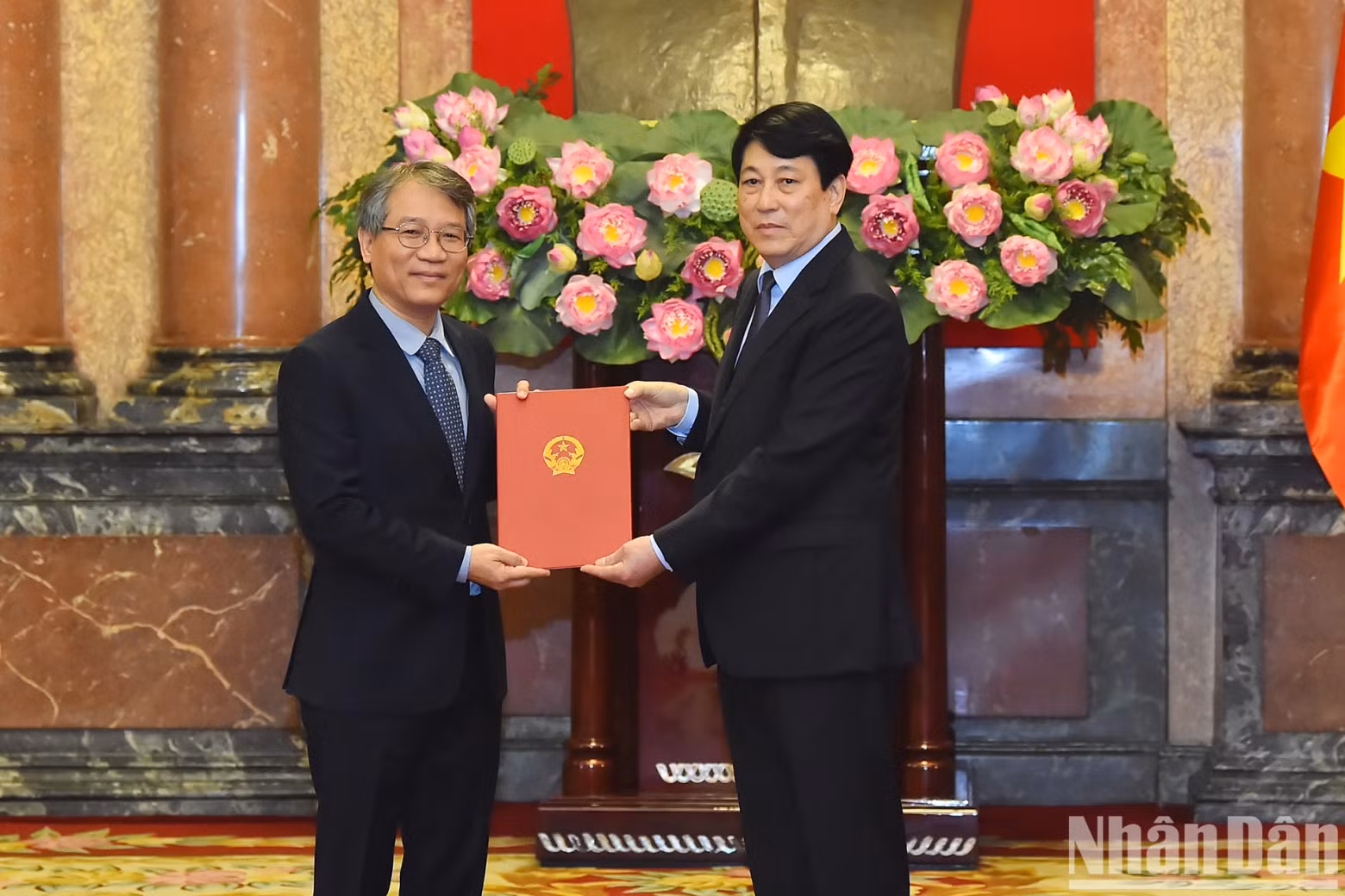 国家主席梁强向外交学院高级讲师阮武松授予越南社会主义共和国一等大使衔。