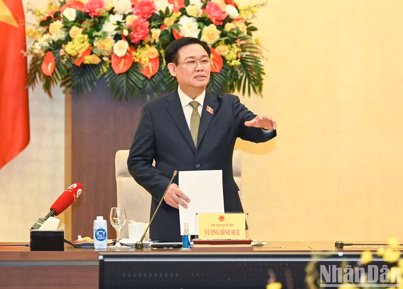 国会主席王廷惠发表指导性讲话。