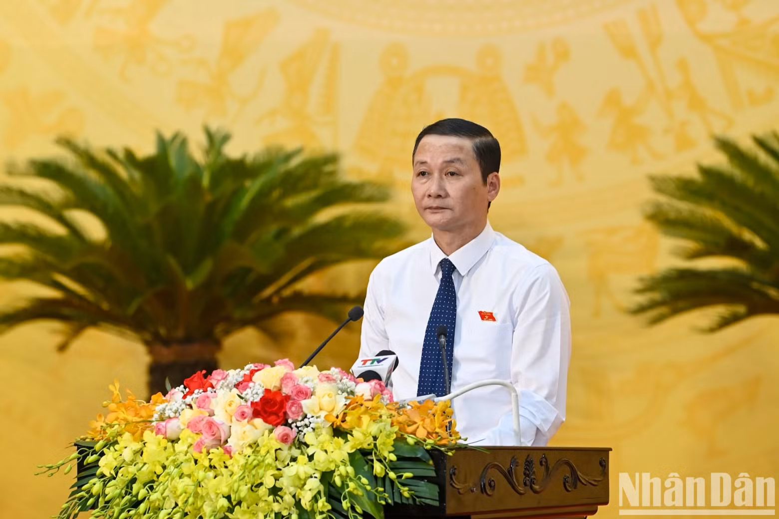 清化省人民委员会主席杜明俊发表讲话。