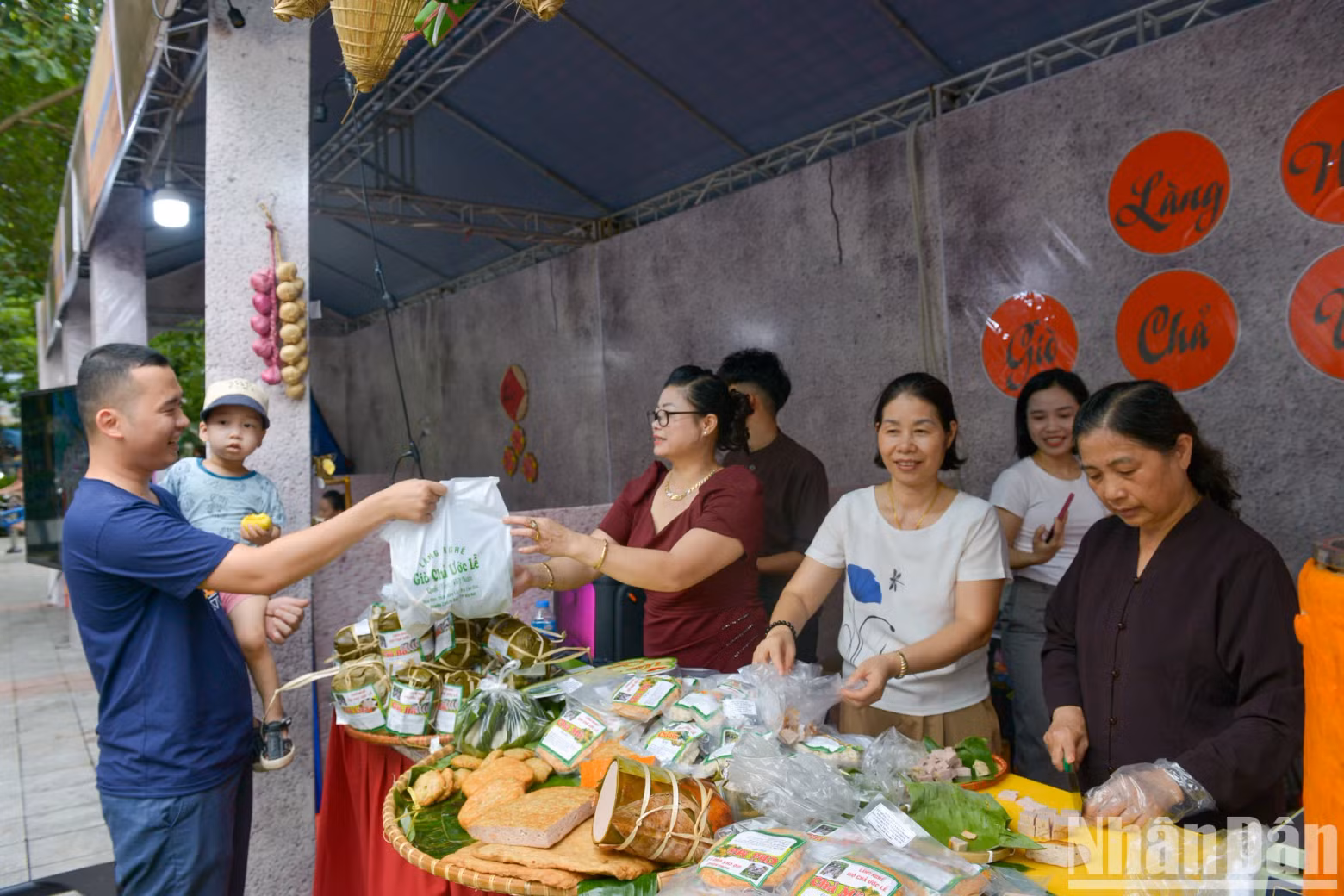 设在河内少儿宫的美食空间设有多件展位，介绍全国各地特色菜肴。