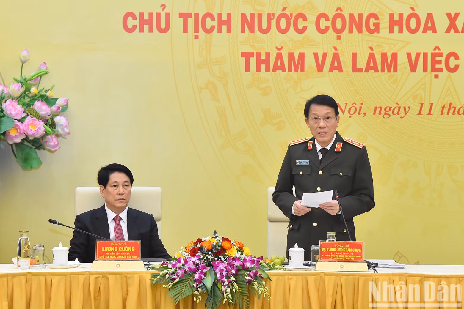 公安部部长粱三光大将发表讲话。 公安部部长粱三光大将发表讲话。