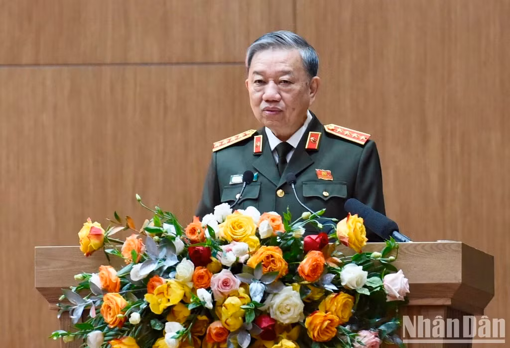 越共中央政治局委员、中央公安党委书记、越南公安部部长苏林大将主持会议。 越共中央政治局委员、中央公安党委书记、越南公安部部长苏林大将主持会议。