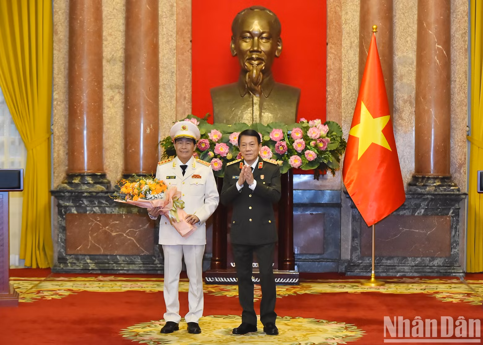 粱三光大将向黎国雄上将表示祝贺。 粱三光大将向黎国雄上将表示祝贺。
