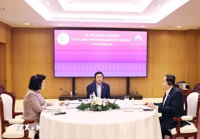 越老柬三国国会主席共进工作早餐。