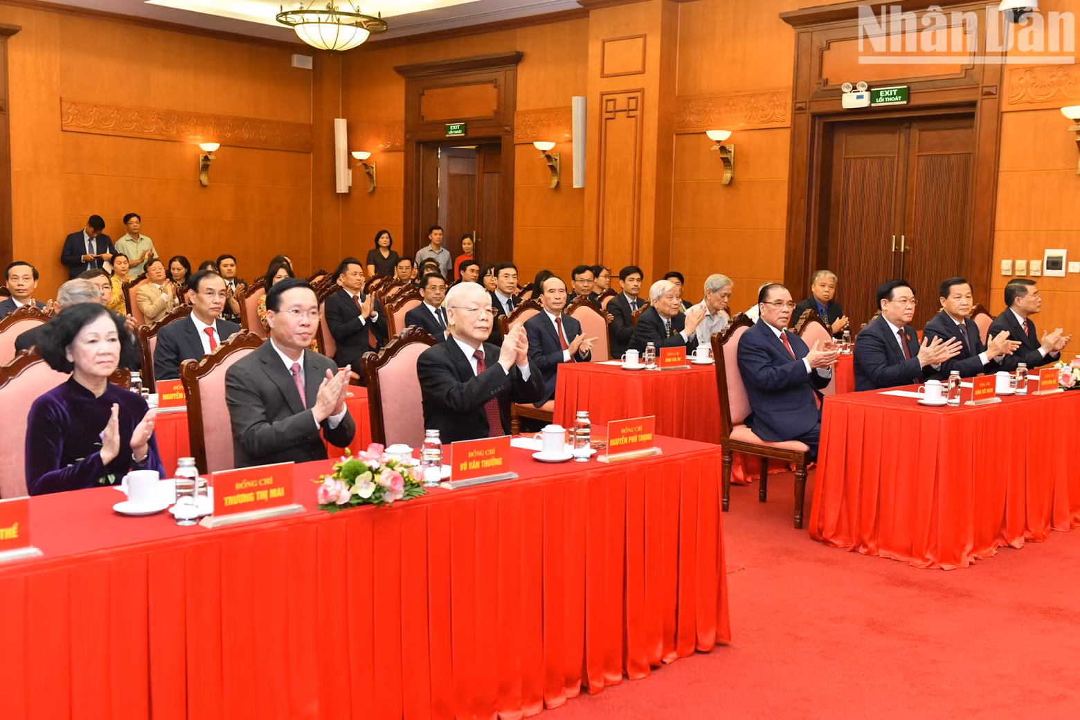 越南党和国家领导、前领导人出席仪式。
